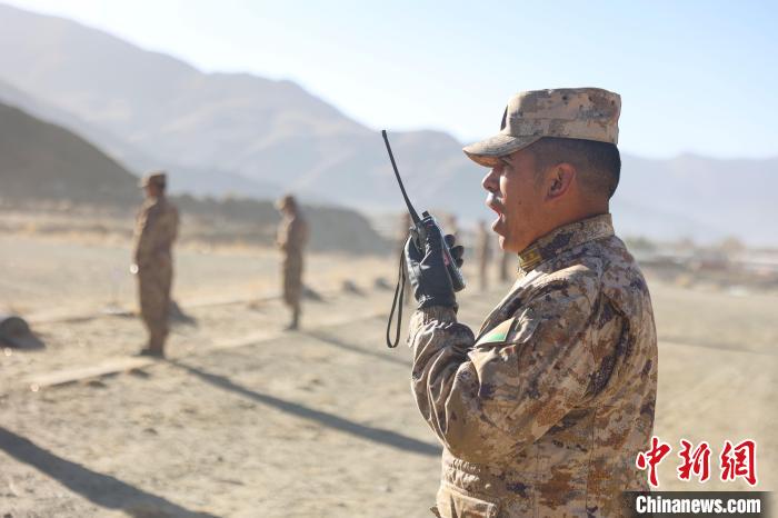 裁判員羅布次仁下達(dá)“臥姿裝子彈”口令?！敲衫?攝