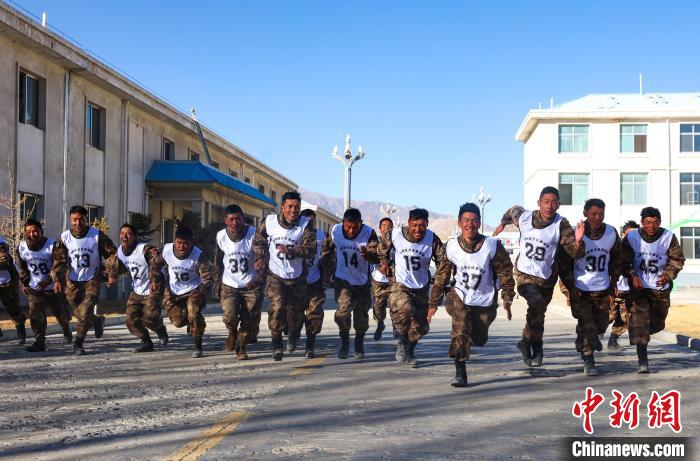 3000米開賽，選手們奮勇爭先?！敲衫?攝