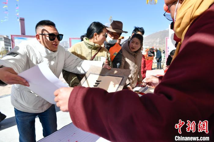 圖為展銷會現(xiàn)場。　貢嘎來松 攝