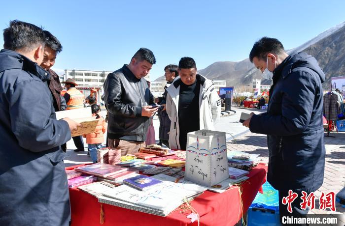 圖為展銷會現(xiàn)場?！∝暩聛硭?攝