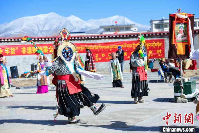 圖為藏戲非遺展演現(xiàn)場。　貢嘎來松 攝