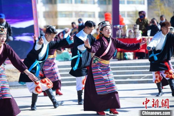 圖為藝術(shù)團表演“扎西果諧”。　貢嘎來松 攝