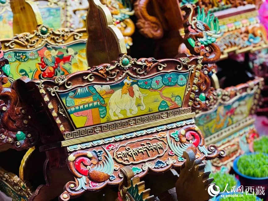 年貨市場上的切瑪盒（切瑪盒是藏歷新年吉祥物，是在精制斗型木盒中用隔板分開，分別盛入炒麥粒和糌粑，插上仔卓，象征著人壽年豐、吉祥如意）。人民網 次仁羅布攝