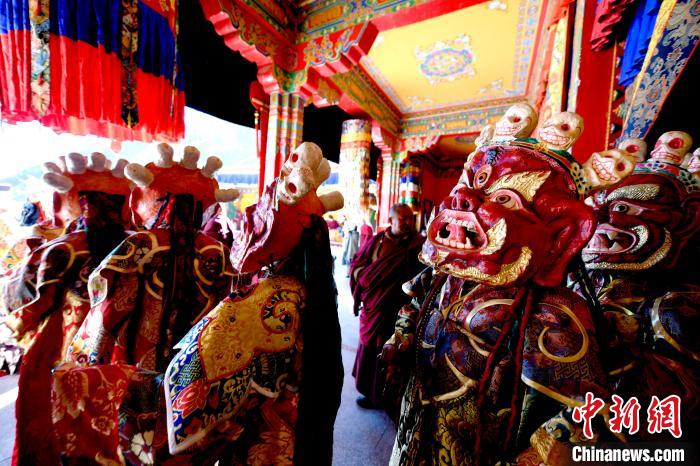 2月19日，楚布寺僧人們佩戴面具準(zhǔn)備參加跳神活動(dòng)?！±盍?攝