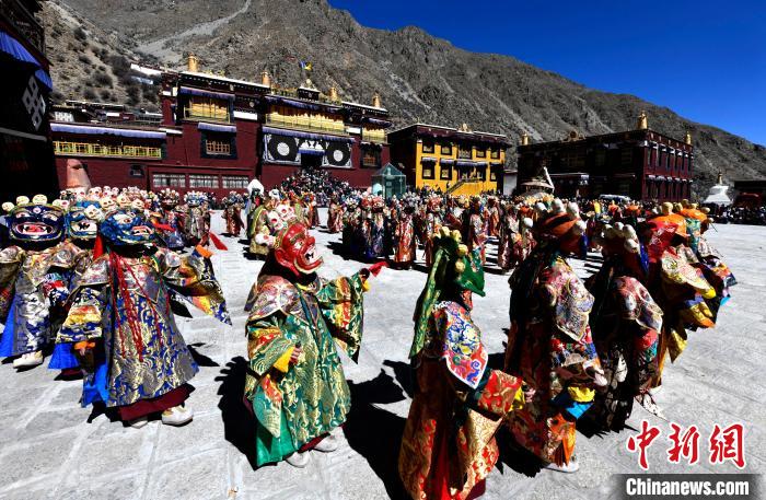 2月19日，楚布寺僧人們佩戴面具參加跳神活動(dòng)?！±盍?攝