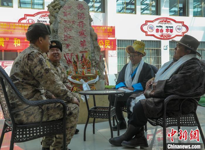圖為阿里軍分區(qū)某邊防團(tuán)官兵與駐地群眾拉家常?！詵| 攝