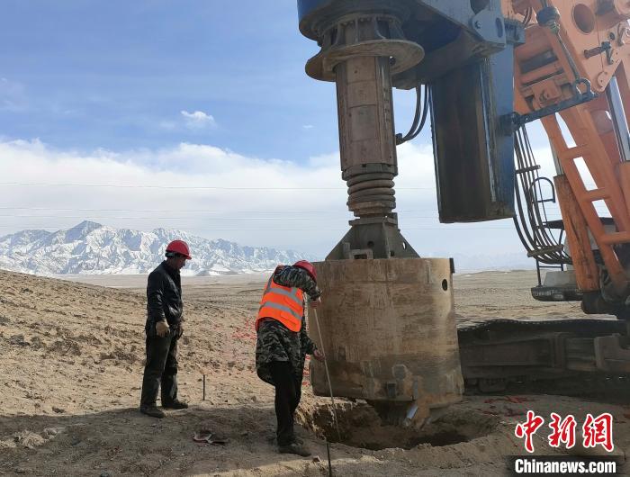 圖為施工人員檢查護(hù)筒高度?！⒁婧?攝