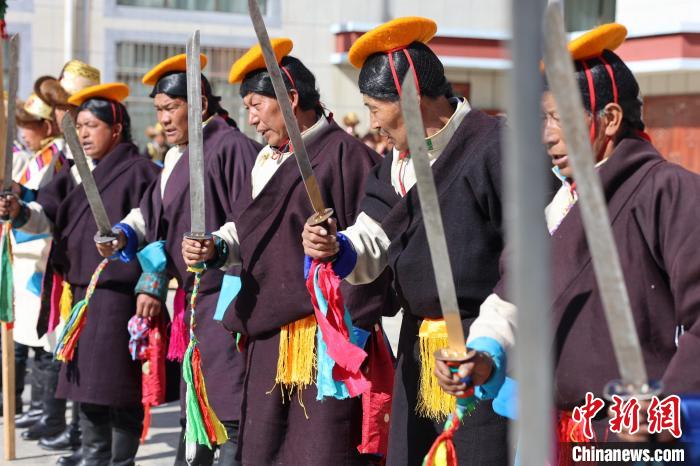 圖為藝人們手持藏刀表演加麻百·甲江?！愔闈扇?攝