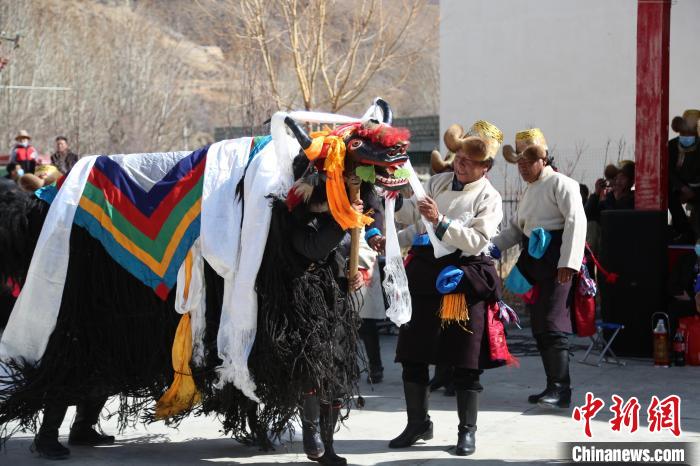 圖為民間藝人表演加麻百·甲江。　倫珠澤仁 攝