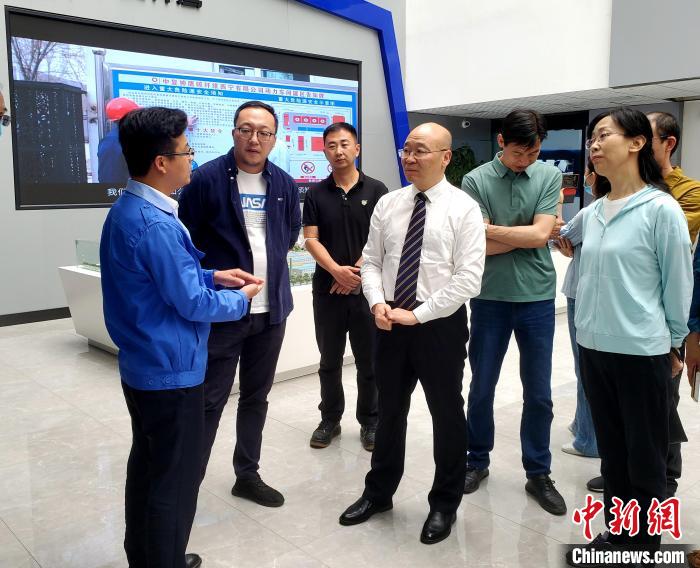 圖為全國(guó)政協(xié)委員、農(nóng)工黨青海省委主委王昆(中)在企業(yè)調(diào)研?！」鶟M福 供圖