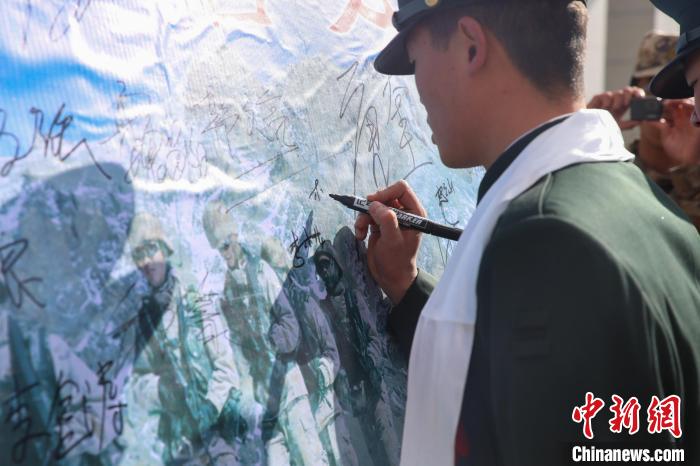 退役士兵簽名留念?！⒖≥x 攝