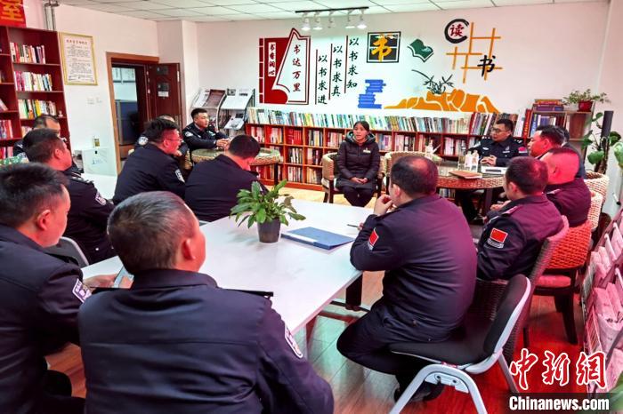 圖為亞東出入境邊防檢查站民警與銀行業(yè)務(wù)人員進行金融知識深入交流。　胡利媛 攝