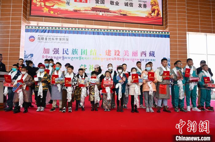 圖為部分獲獎學生合影?！≮w朗 攝