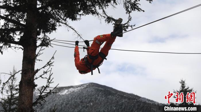 正在進(jìn)行橫渡訓(xùn)練?！∥骼@拉翁 攝