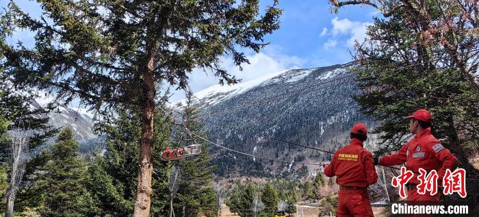 正在進(jìn)行斜向救援。　西繞拉翁 攝