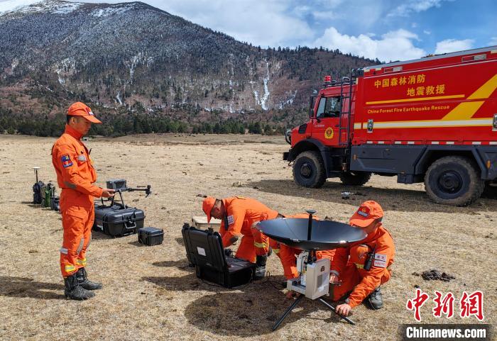正在進(jìn)行通信通聯(lián)訓(xùn)練?！∥骼@拉翁 攝