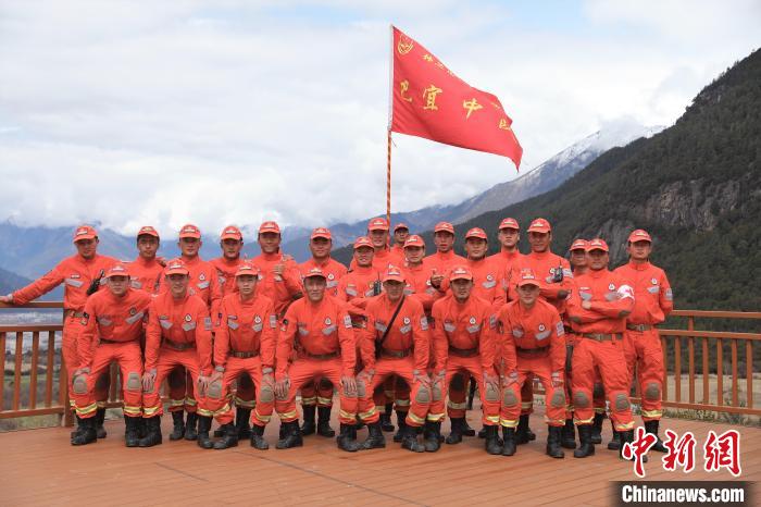 合影留念?！∥骼@拉翁 攝