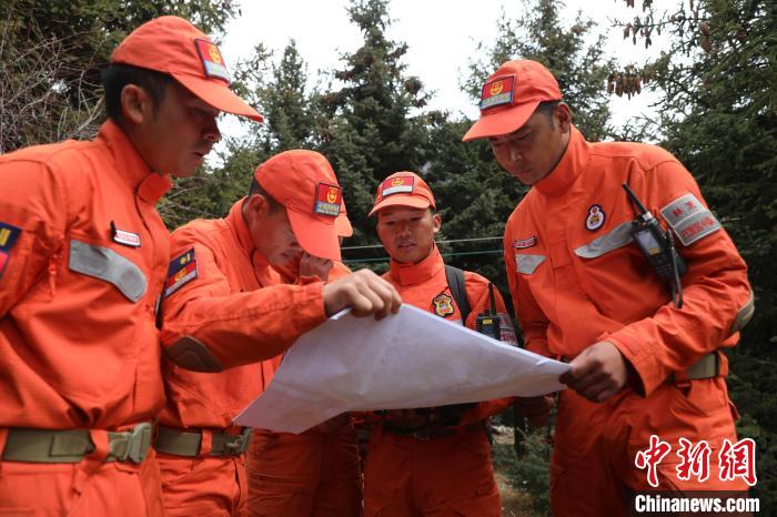 指戰(zhàn)員正在進(jìn)行地形勘察?！∥骼@拉翁 攝