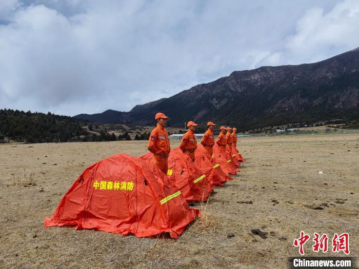 正在進(jìn)行帳篷搭設(shè)?！∥骼@拉翁 攝