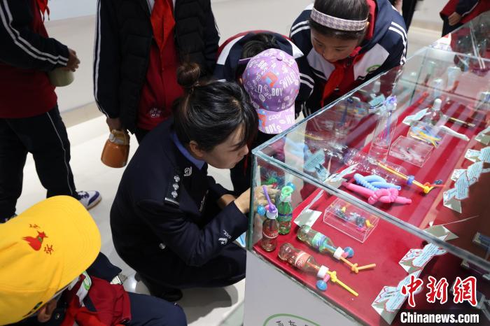 圖為亞東邊檢站民警為駐地小學(xué)生開展禁毒教育?！『?攝