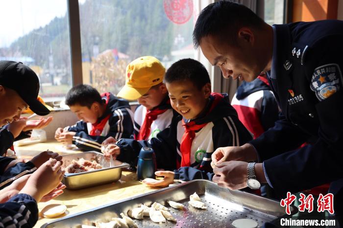 圖為亞東邊檢站民警與駐地小學(xué)生其樂融融包餃子?！『?攝