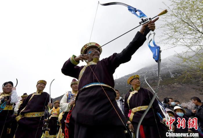 3月28日，選手參加響箭比賽。　李林 攝