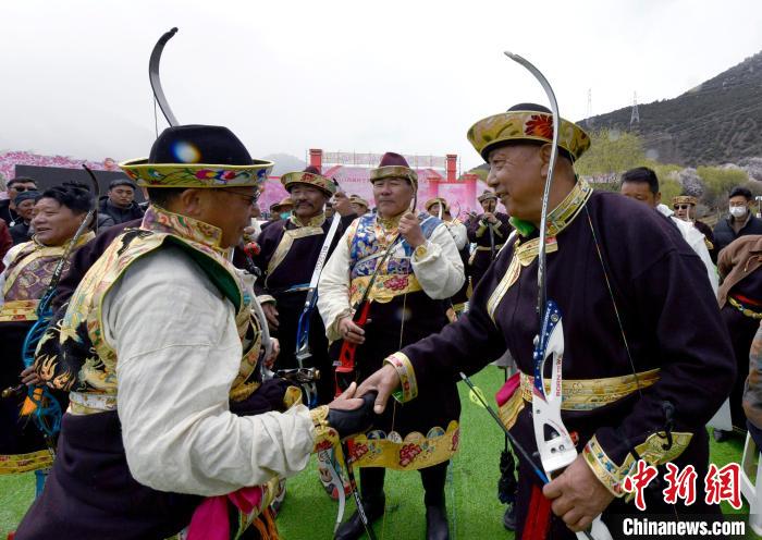 3月28日，選手射中靶心后慶祝?！±盍?攝
