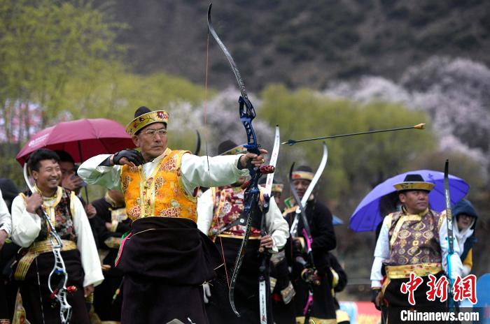 3月28日，選手參加響箭比賽?！±盍?攝