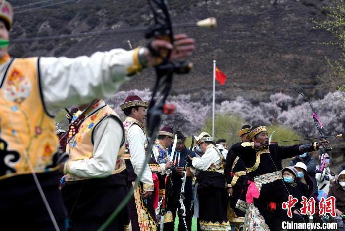 3月28日，選手參加響箭比賽?！±盍?攝