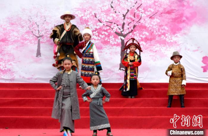 3月28日，西藏林芝第二十屆桃花旅游文化節(jié)開幕式上的文藝表演?！±盍?攝