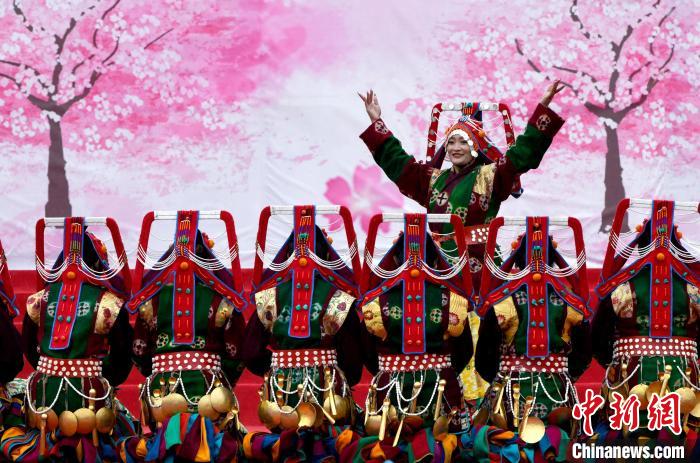 3月28日，西藏林芝第二十屆桃花旅游文化節(jié)開幕式上的文藝表演?！±盍?攝