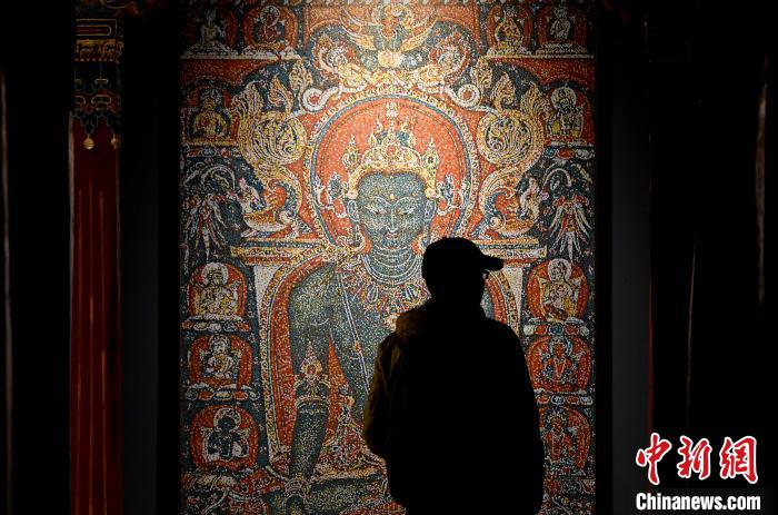 3月31日，觀眾欣賞展覽中的作品?！±盍?攝