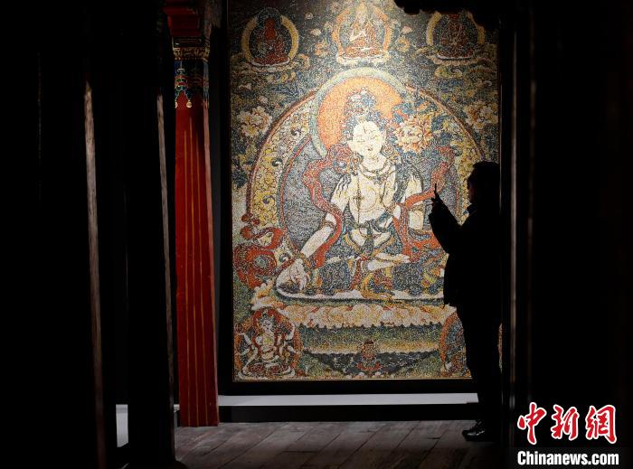 3月31日，觀眾欣賞展覽中的作品。　李林 攝