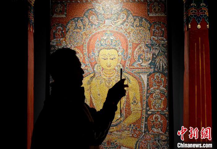 3月31日，觀眾欣賞展覽中的作品?！±盍?攝