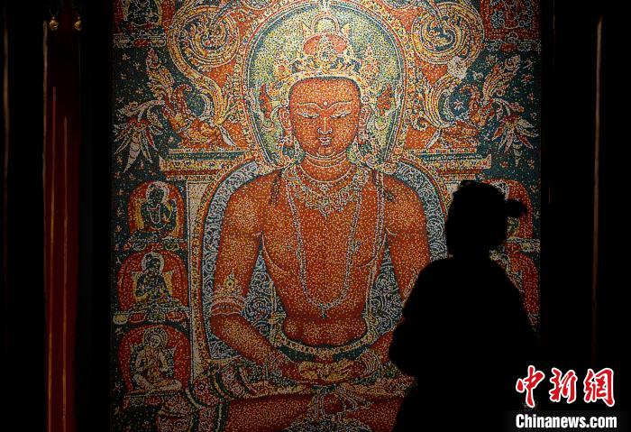 3月31日，觀眾欣賞展覽中的作品?！±盍?攝