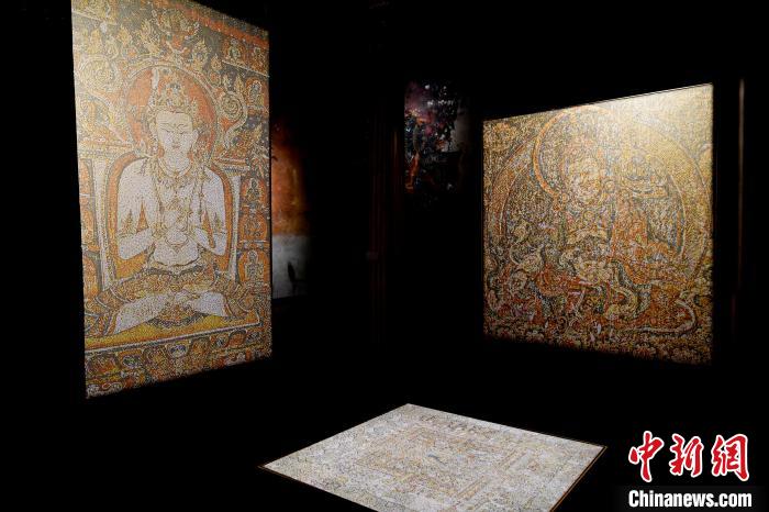 3月31日，觀眾欣賞展覽中的作品?！±盍?攝