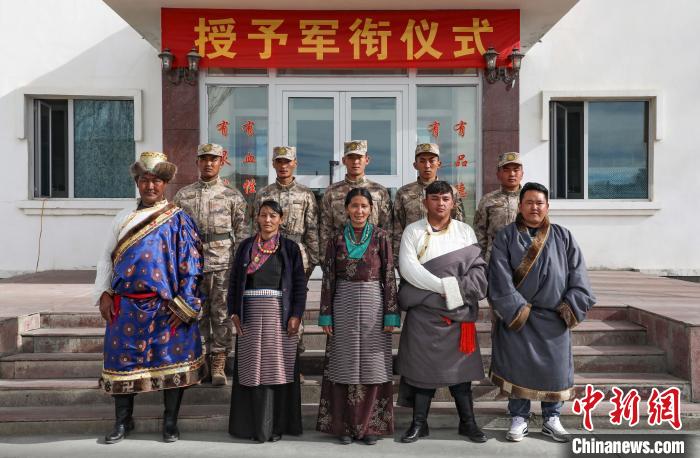 圖為列兵代表與親人合影留念。　劉曉東 攝