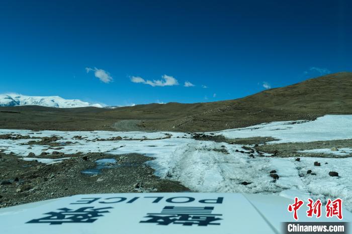 4月5日，普瑪江塘邊境派出所巡邏車通過冰河路段?！〗w波 攝