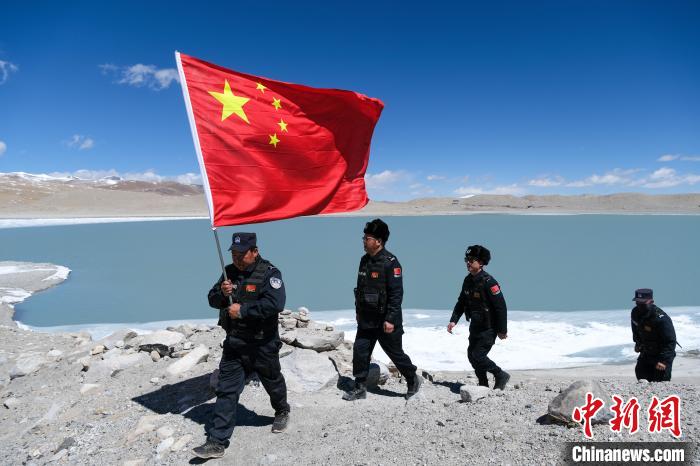 4月5日，普瑪江塘邊境派出所民輔警進行邊境巡邏?！〗w波 攝