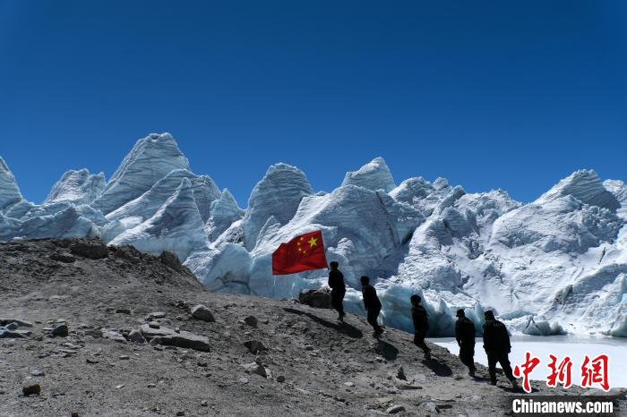 4月5日，普瑪江塘邊境派出所民輔警巡邏至四零冰川附近?！〗w波 攝