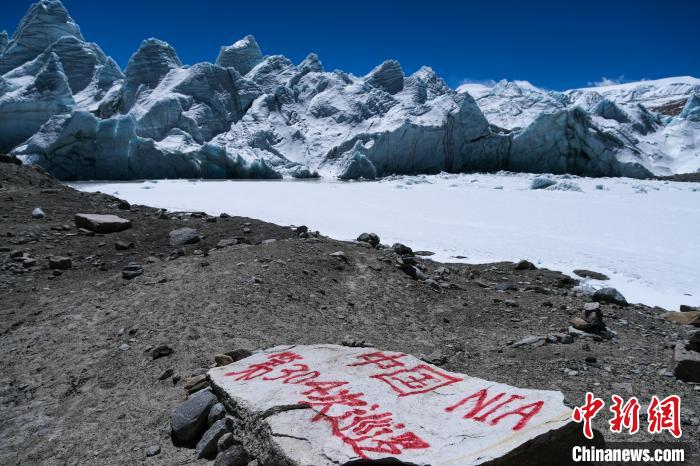 普瑪江塘邊境派出所民輔警巡邏標記?！〗w波 攝