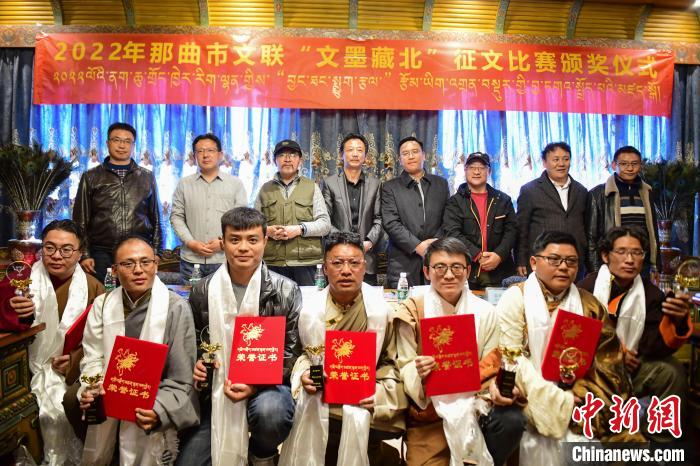 圖為獲獎(jiǎng)人員合影留念?！∝暩聛?lái)松 攝