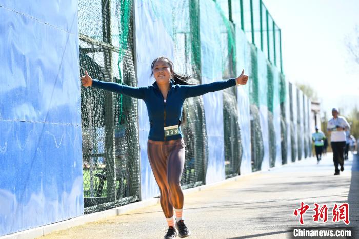 圖為5公里歡樂跑現(xiàn)場?！∝暩聛硭?攝