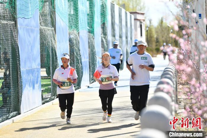 圖為5公里歡樂跑現(xiàn)場?！∝暩聛硭?攝