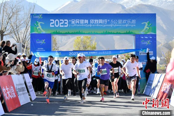 圖為5公里歡樂跑現(xiàn)場?！∝暩聛硭?攝