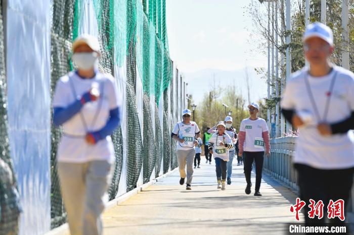 圖為5公里歡樂跑現(xiàn)場?！∝暩聛硭?攝