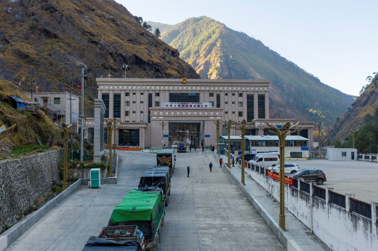 吉隆口岸正在等待出境的車輛。人民網(wǎng)記者 唐宋攝