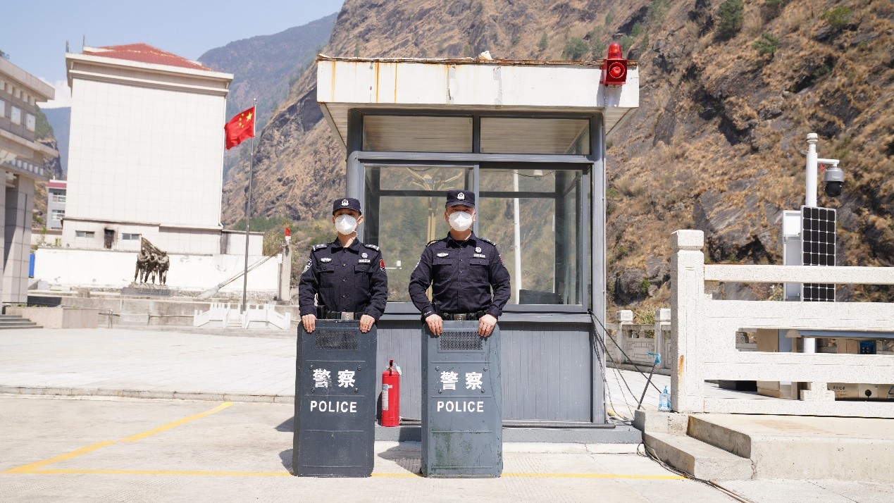 吉隆口岸移民管理警察正在執(zhí)勤。人民網(wǎng)記者 唐宋攝