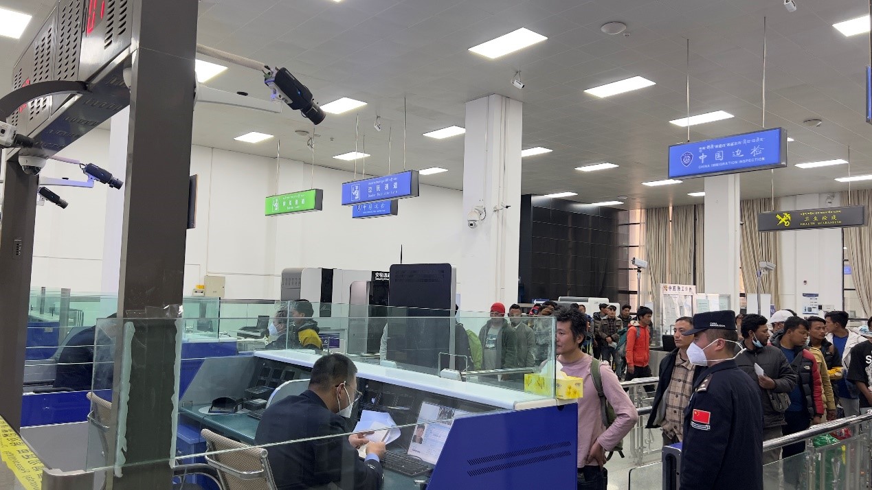 吉隆口岸移民管理警察正在查驗(yàn)護(hù)照。人民網(wǎng)記者 唐宋攝