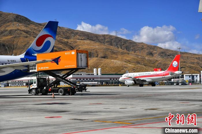 圖為藍(lán)天下的高原機(jī)場(chǎng)?！≈芎?攝